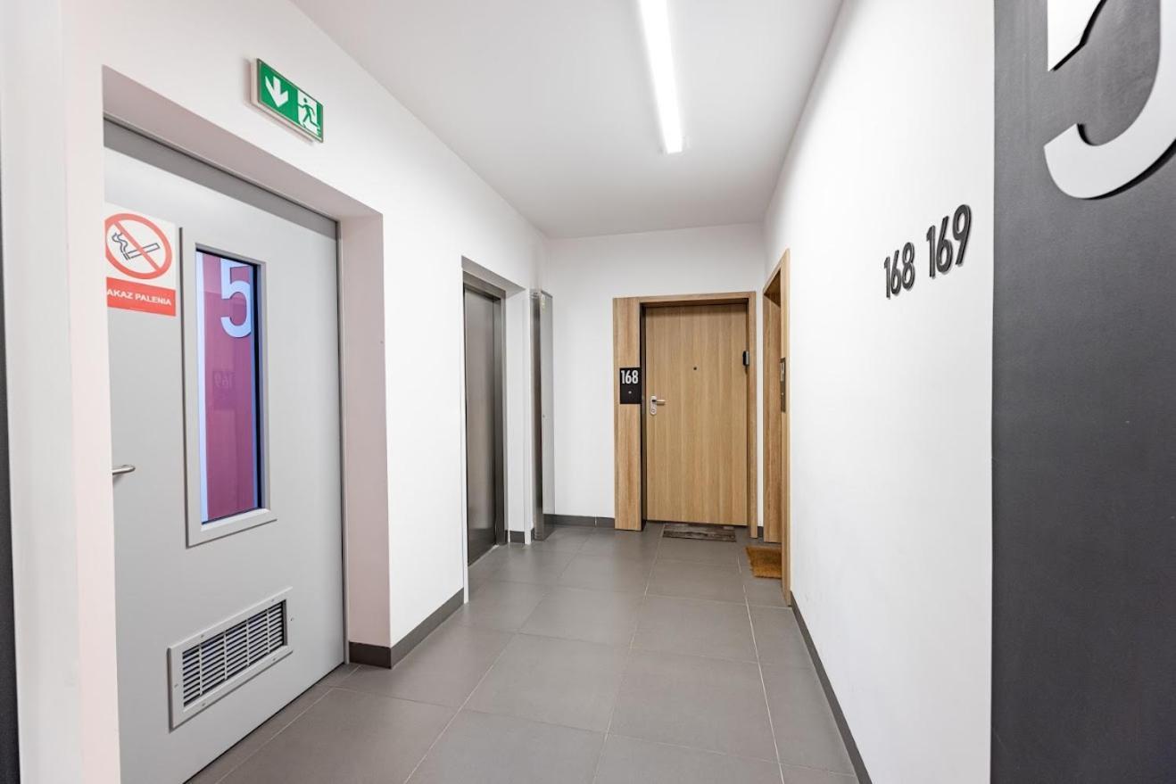 Fajny Apartament Z Parkingiem, Obok Metra. Warszawa Exteriör bild