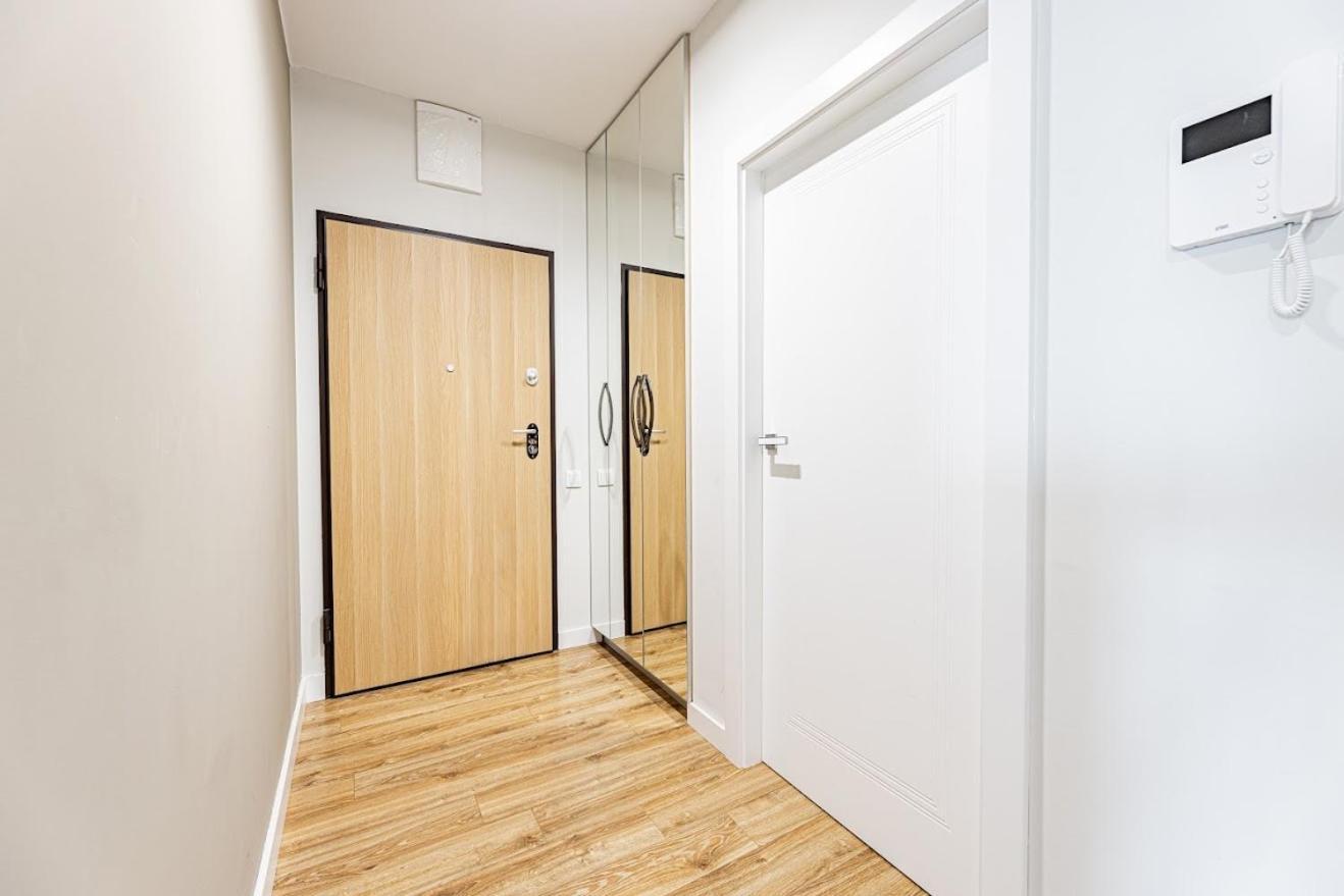 Fajny Apartament Z Parkingiem, Obok Metra. Warszawa Exteriör bild